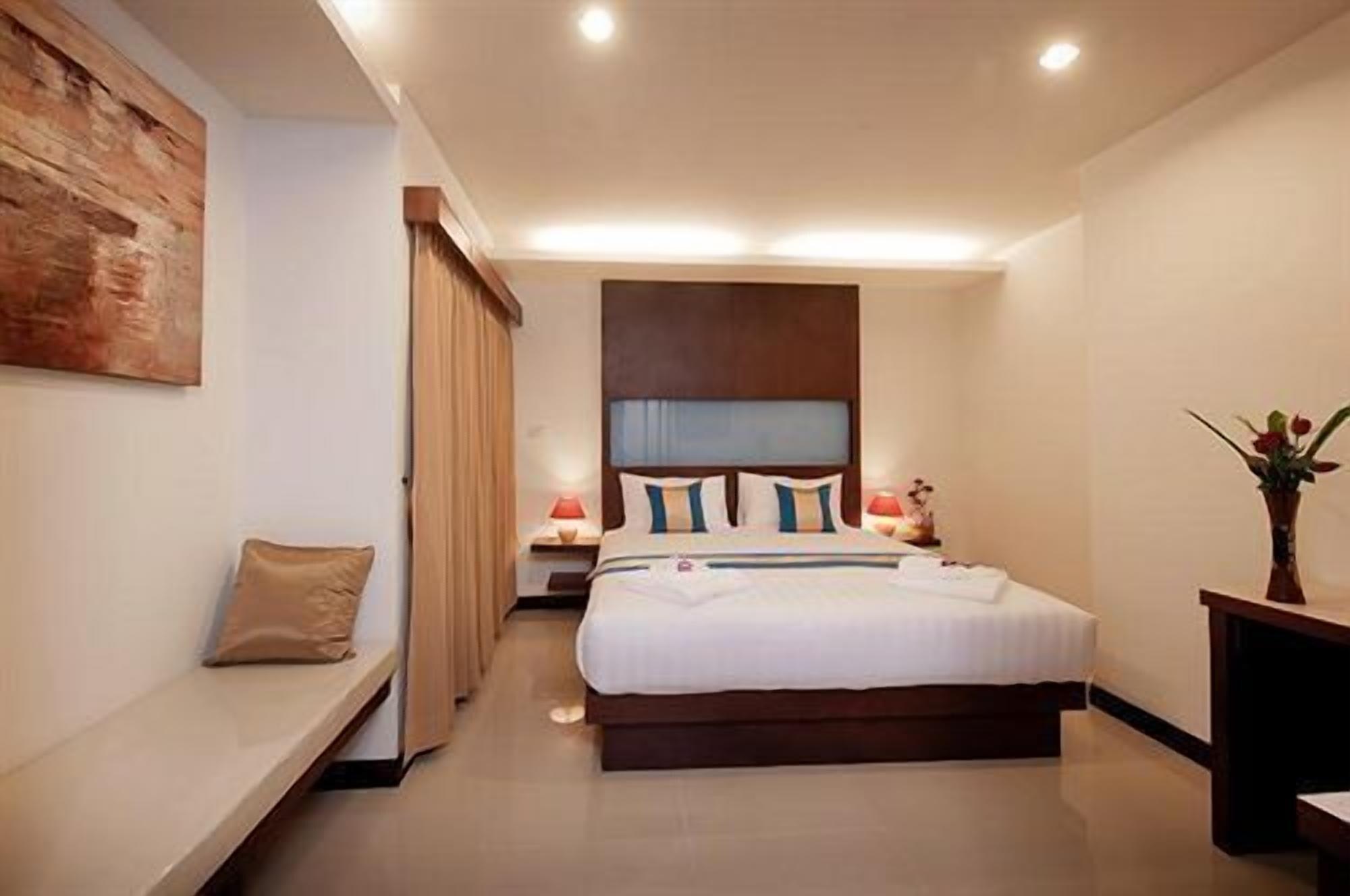 Tuana Blue Sky Patong Hotel Exterior foto
